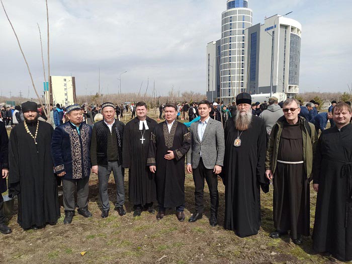 Епископ Талдыкорганский Клавдиан принял участие в общенациональной акции по посадке деревьев