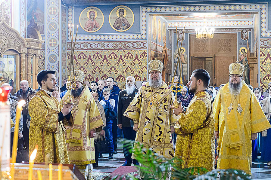 Митрополит Александр в сослужении алма-атинского духовенства совершил Литургию в Софийском соборе Иверско-Серафимовской обители