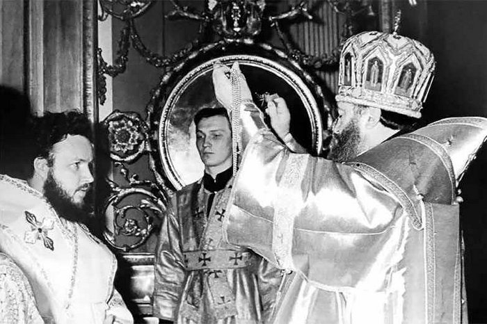 В день 50-летия архиерейской хиротонии Святейшего Патриарха Кирилла митрополит Александр совершил молебен о здравии Предстоятеля Русской Православной Церкви