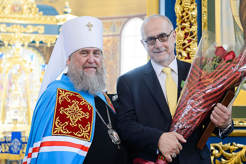 Митрополит Александр вручил послу Греции в Казахстане высокую церковную награду