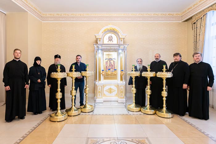 Митрополит Александр передал церковную утварь для новопостроенного Богородице-Рождественского храма села Маловодное