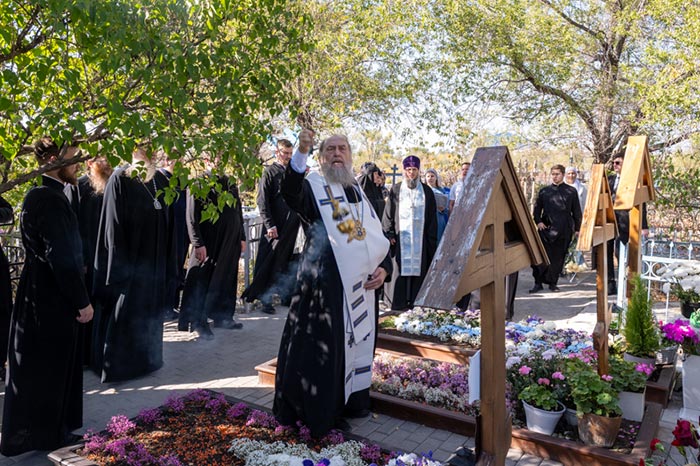 Глава Митрополичьего округа посетил Старо-Михайловское кладбище Караганды и совершил литию по приснопамятному схиархимандриту Пахомию (Горошко)
