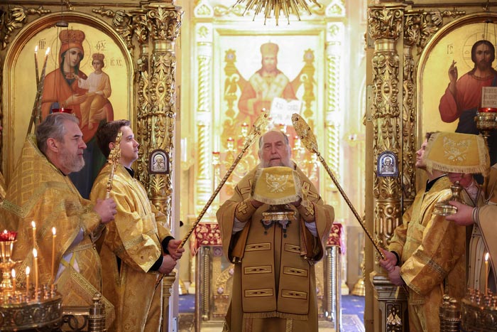 В воскресный день митрополит Александр совершил Божественную Литургию в храме Представительства Митрополичьего округа в Москве