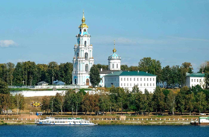 В день памяти Всех святых, в земле Русской просиявших, митрополит Александр возглавил Литургию в Богоявленском кафедральном соборе Костромского кремля