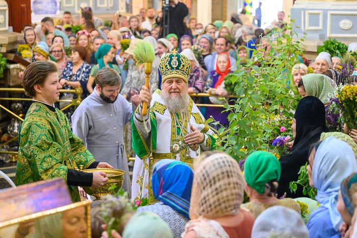 В праздник Живоначальной Троицы митрополит Александр совершил Литургию и великую вечерню в Вознесенском кафедральном соборе Алма-Аты (+ВИДЕО)