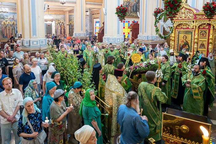 В канун праздника Пресвятой Троицы Глава Митрополичьего округа совершил всенощное бдение в Вознесенском соборе Южной столицы