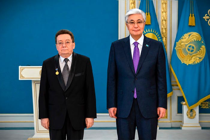 Президент Казахстана К.-Ж.К. Токаев вручил О.Н. Овчинникову знак «Заслуженный деятель Казахстана»
