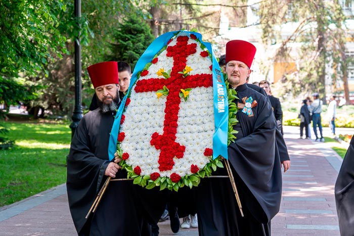 В канун Дня Победы священнослужители Алма-Аты во главе с митрополитом Александром возложили цветы к мемориалу Славы в парке имени 28-ми Гвардейцев Панфиловцев