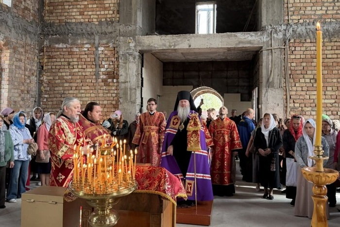Епископ Хрисанф совершил первую Литургию в строящемся храме в честь новомучеников и исповедников Чимкентских на Лисьей балке 