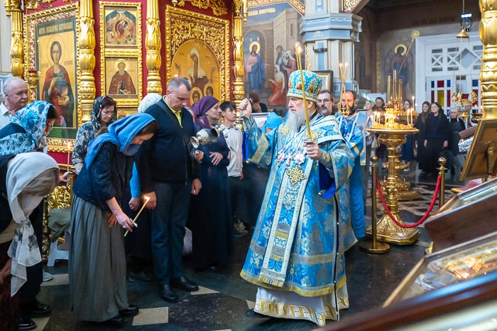В канун праздника Благовещения Пресвятой Богородицы Глава Митрополичьего округа совершил всенощное бдение в главном храме Южной столицы
