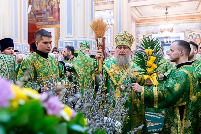 В канун праздника Входа Господня в Иерусалим митрополит Александр совершил всенощное бдение в главном храме Южной столицы