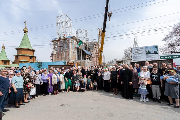 Митрополит Александр освятил новосооруженные купола и кресты строящегося Космо-Дамиановского храма Алма-Аты