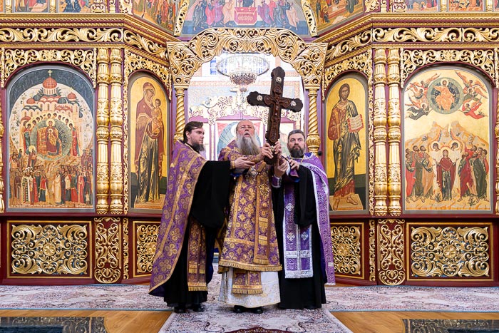 Служение викариев Астанайской епархии в неделю Крестопоклонную