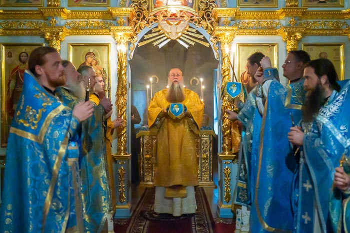 Отдание праздника Сретения Господня. В Казанском соборе Алма-Аты совершена ночная Божественная Литургия