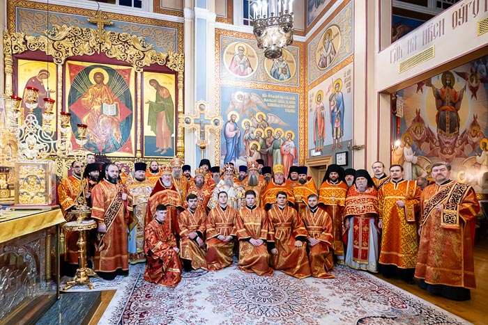 Митрополит Астанайский и Казахстанский Александр освятил ночной Литургией в Вознесенском соборе Алма-Аты наступление 2026 года