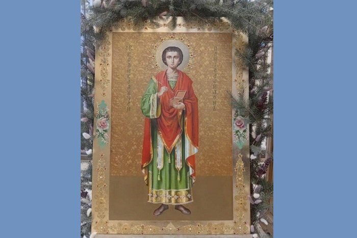 В селе Каргалы встретили храмовую святыню – икону великомученика и целителя Пантелеимона. Духовные торжества во Владимирском храме возглавил епископ Клавдиан