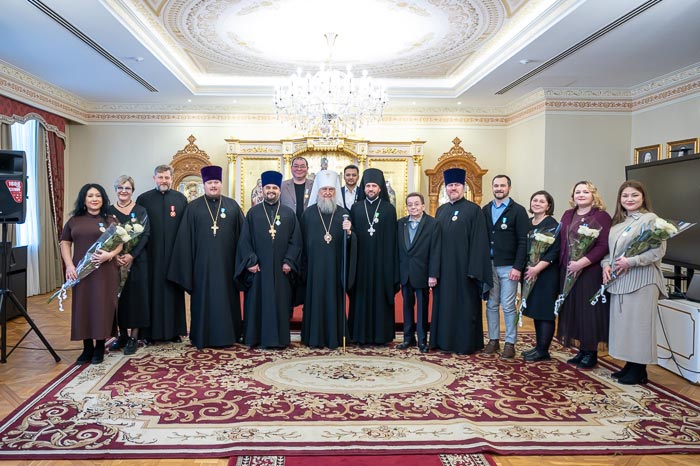 Митрополит Александр вручил церковные награды сотрудникам Алма-Атинского епархиального управления