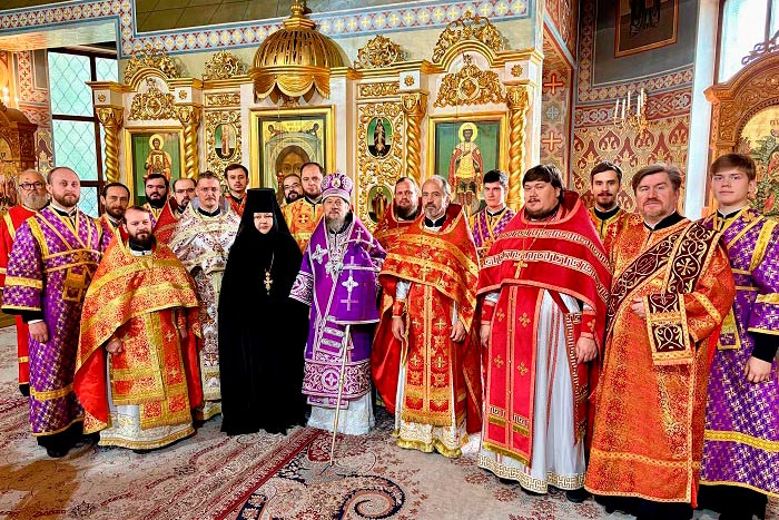В Алма-Ате молитвенно почтили память мучениц Веры, Надежды, Любови и Софии — небесных покровительниц Семиречья
