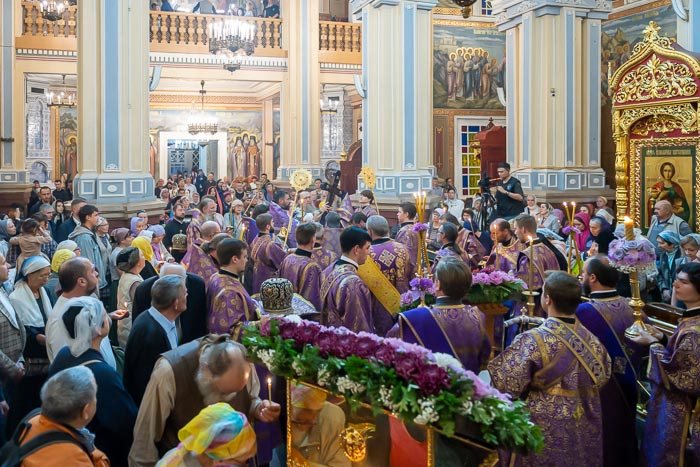 Глава Митрополичьего округа совершил всенощное бдение с чином Воздвижения Креста Господня в Вознесенском кафедральном соборе Алма-Аты (+ВИДЕО)