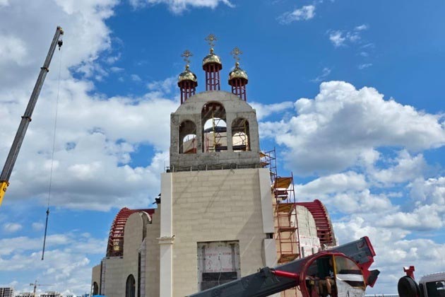 На строящийся храм в Астане установлены первые купола и кресты
