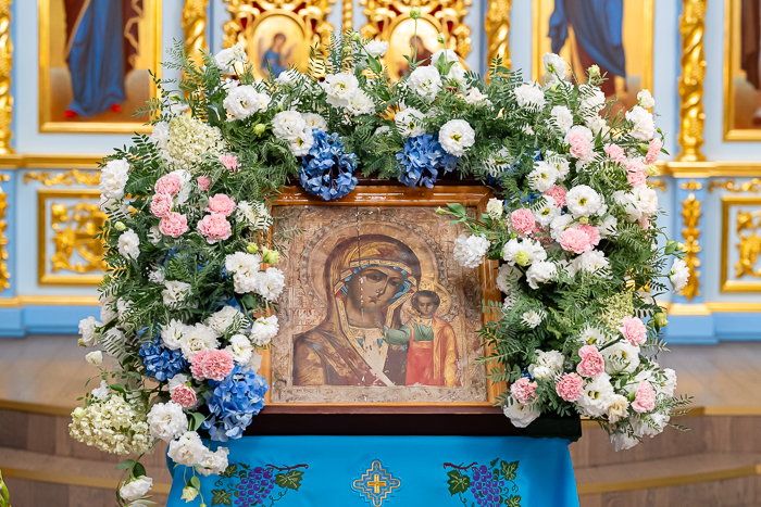 День Казанской иконы Божией Матери. Митрополит Александр совершил Литургию в старейшем храме Южной столицы, отмечающем престольный праздник