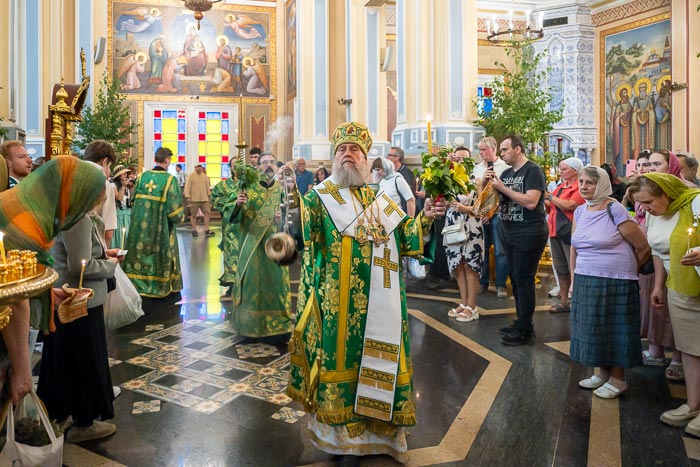 В канун праздника Пресвятой Троицы Глава Митрополичьего округа совершил всенощное бдение в Вознесенском соборе Южной столицы