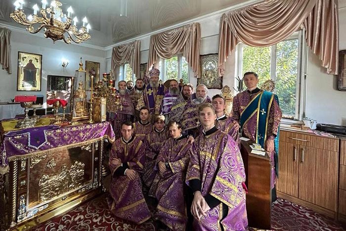 Служение викариев Астанайской епархии в праздник Крестовоздвижения