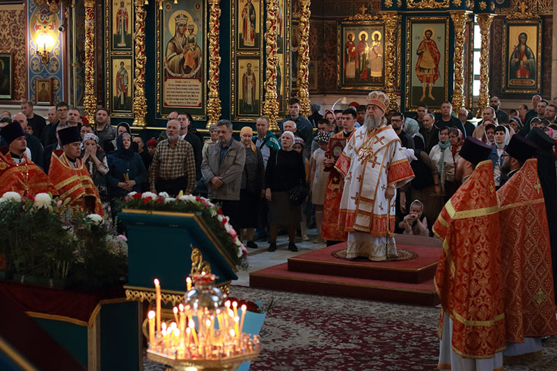 В неделю о расслабленном митрополит Александр совершил Литургию в Успенском кафедральном соборе Астаны