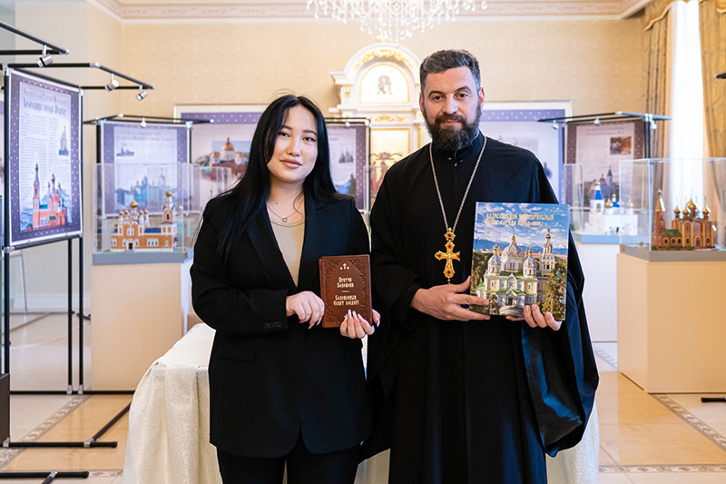 Алма-Атинская епархия передала для гостиницы «Алма-Ата» книги «Притчи Соломоновы» на казахском и русском языках
