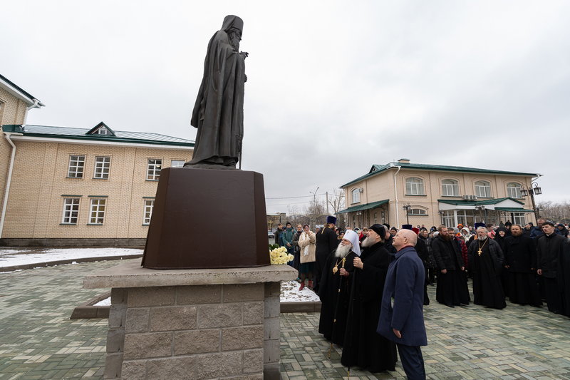 Участники торжеств, посвященных 25-летию обретения мощей преподобного Севастиана Карагандинского, возложили цветы к памятнику святому старцу