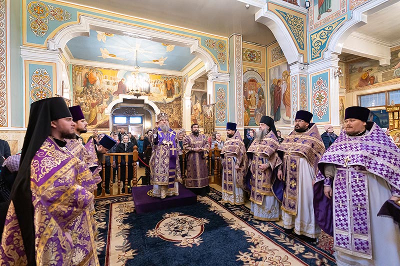 В первую великопостную субботу митрополит Александр совершил Литургию в Никольском соборе Алма-Аты