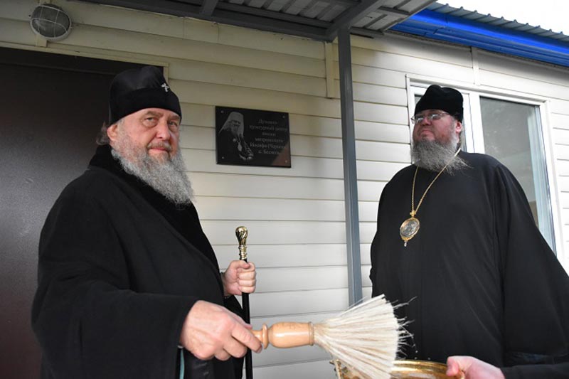 Глава Митрополичьего округа освятил здание духовно-культурного центра Петропавловской епархии в поселке Бишкуль