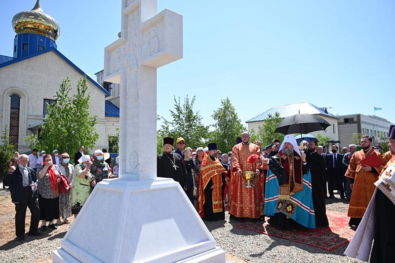 Освящен поклонный крест в память святых Новомучениц Казахстанских, пострадавших за Христа в АЛЖИРЕ – Акмолинском лагере жен изменников Родины