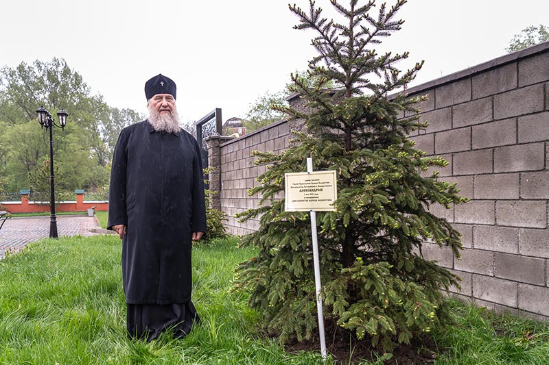 В честь Дня единства народа Казахстана митрополит Александр посадил дерево 