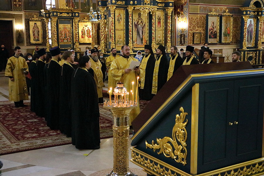 Митрополит Александр совершил новогодний молебен в Успенском кафедральном соборе столицы Казахстана