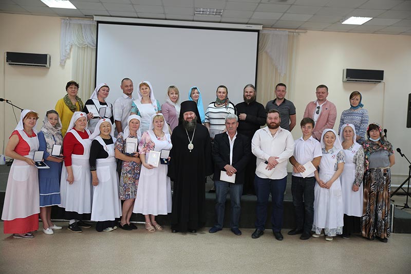 Добровольцы православной службы «Милосердие», оказывающие помощь пострадавшим от пандемии коронавируса, удостоены церковных знаков внимания