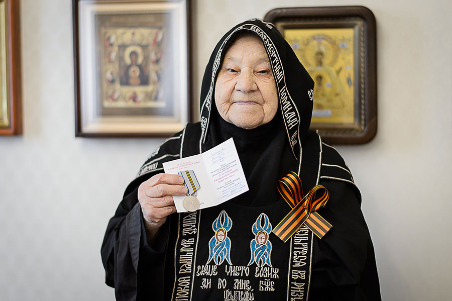 Одна из старейших насельниц Иверско-Серафимовского монастыря Алма-Аты награждена медалью в честь 75-летия Великой Победы