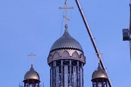На главный храм Карагандинской епархии установлен центральный купол и крест