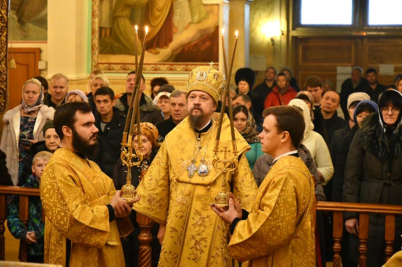 Епископ Геннадий совершил воскресную Литургию в Никольском соборе Алма-Аты