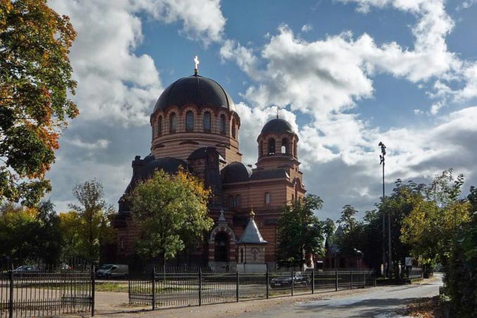 Глава Православной Церкви Казахстана совершил Литургию в Воскресенском соборе города Нарвы