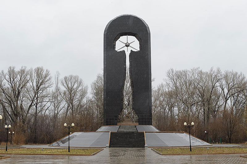 Митрополит Астанайский и Казахстанский Александр почтил память жертв ядерных испытаний на Семипалатинском полигоне