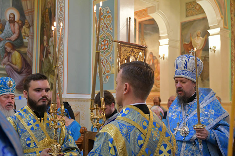Епископ Каскеленский Геннадий совершил утреню с чином Погребения Божией Матери в Никольском соборе Алма-Аты