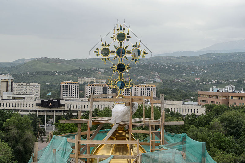 На купола Вознесенского кафедрального собора Алма-Аты установлены кресты