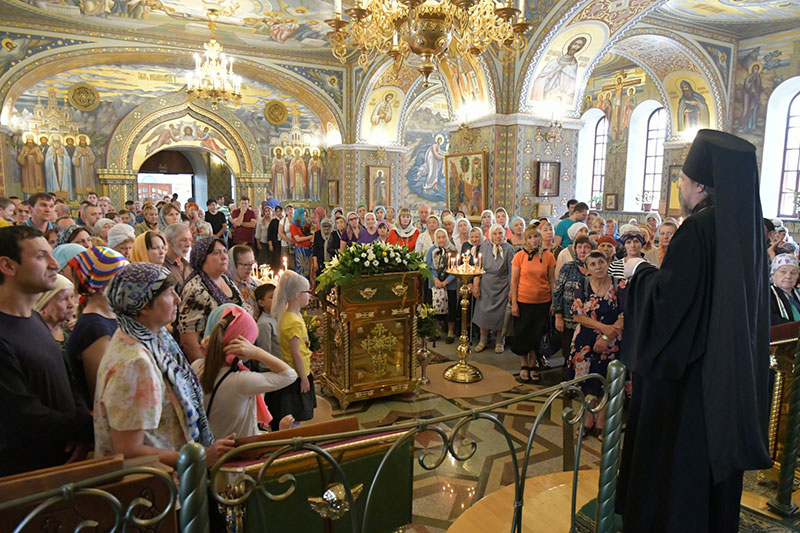 Епископ Геннадий совершил воскресную Литургию в храме Христа Спасителя города Алма-Аты