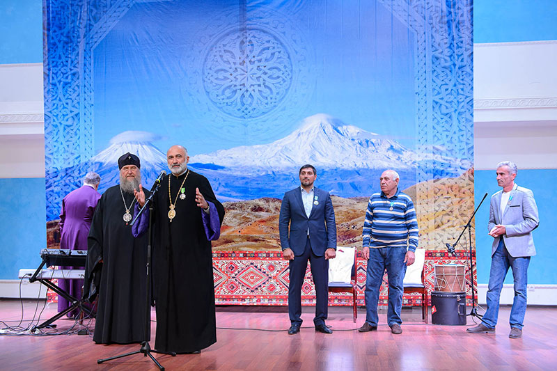 В духовно-культурном центре Казахстанского Митрополичьего округа прошло награждение участников освящения армянского поклонного креста