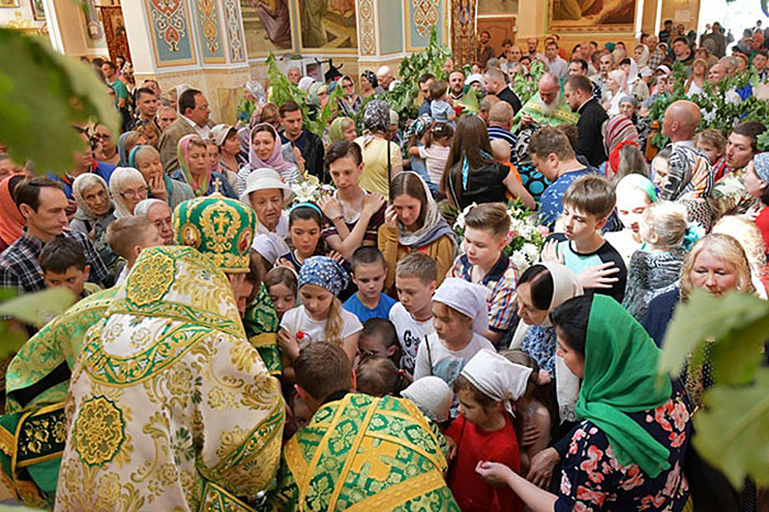 Служение викариев Астанайской епархии в праздник Пресвятой Троицы
